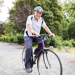 Mann fährt Fahrrad in der Natur