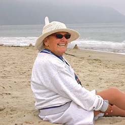 Mann sitzt am Strand
